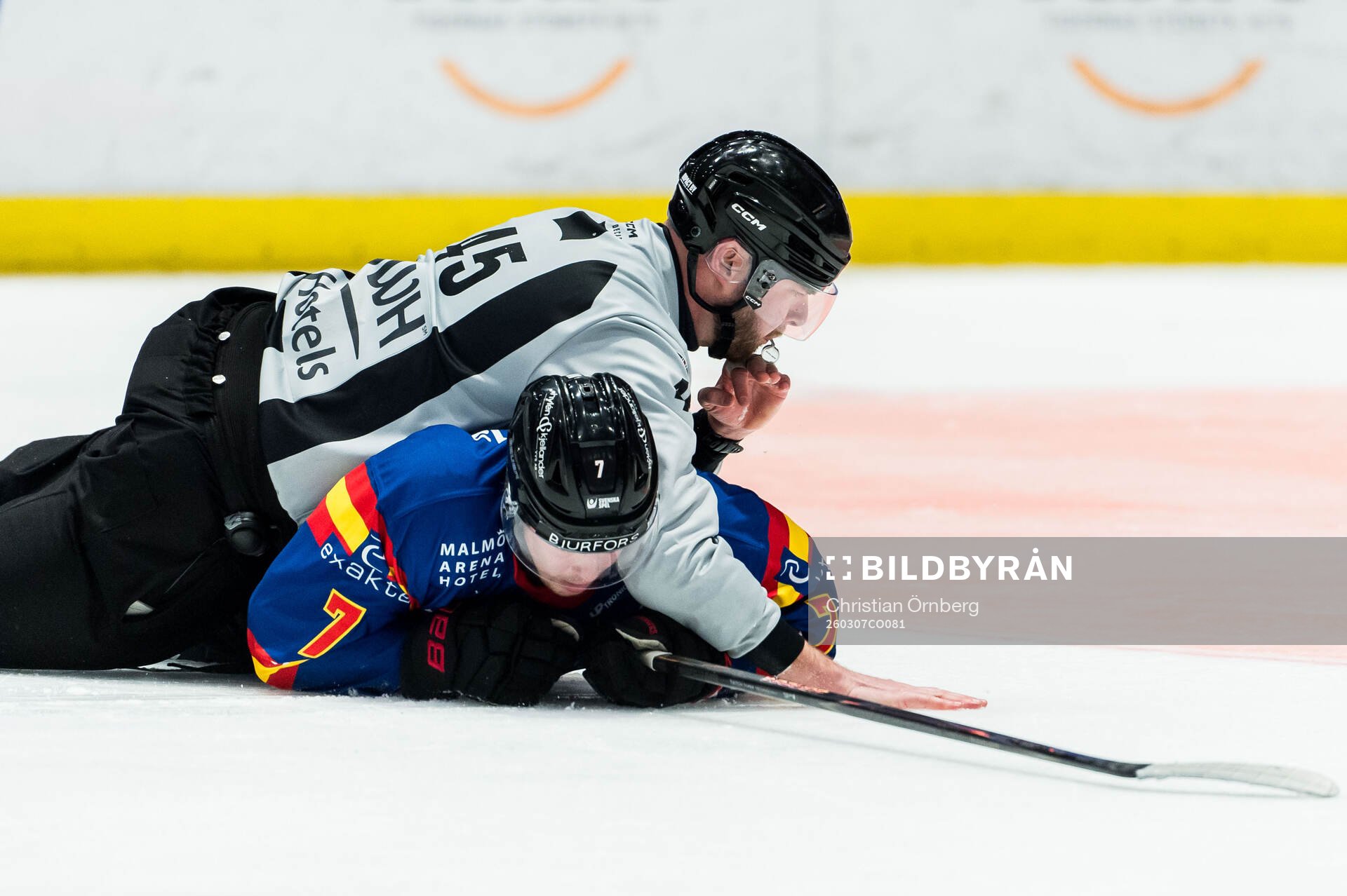 Malmö Redhawks Topi Niemelä och Linjedomare Andréas