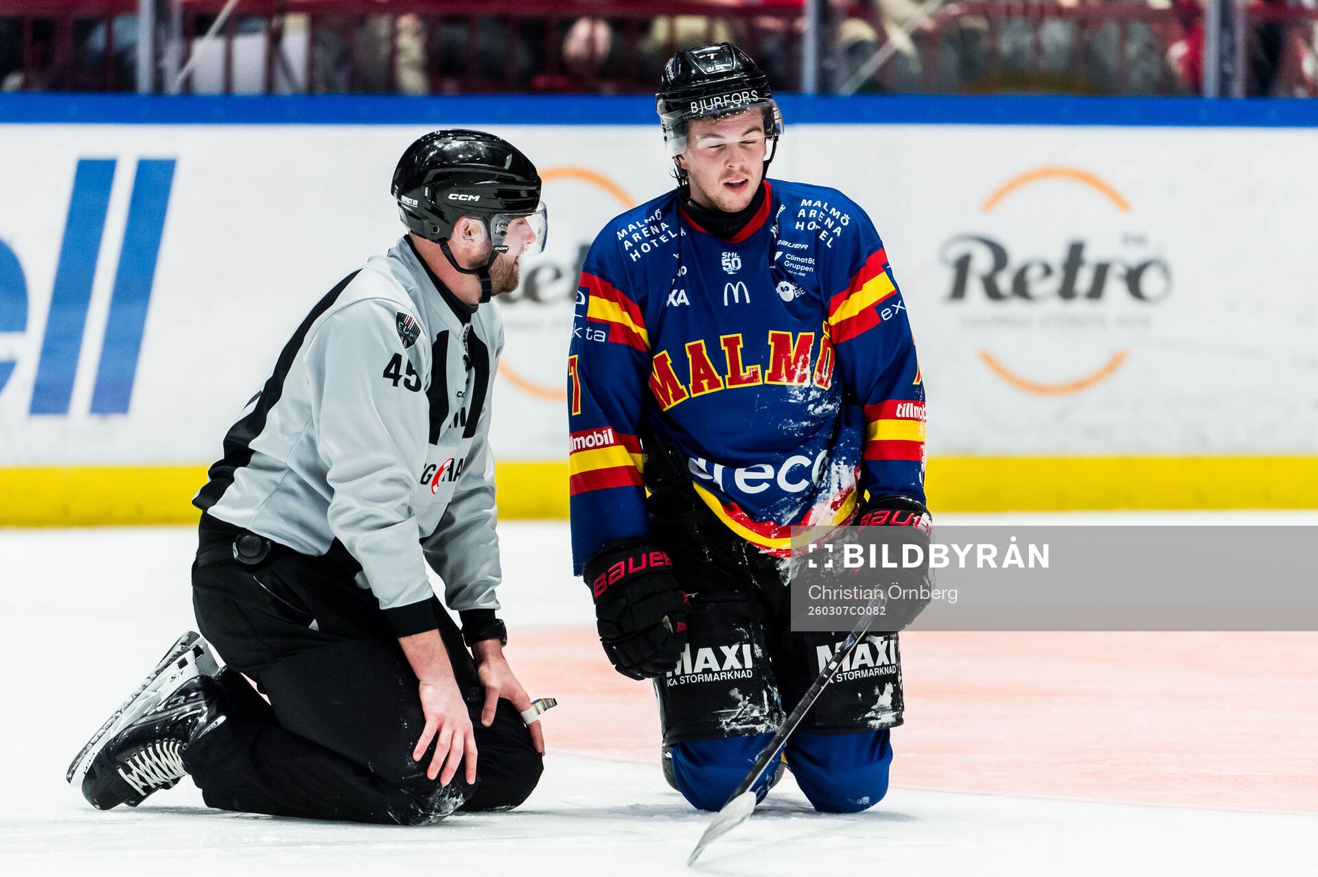 Linjedomare Andréas Svensson och Malmö Redhawks Topi