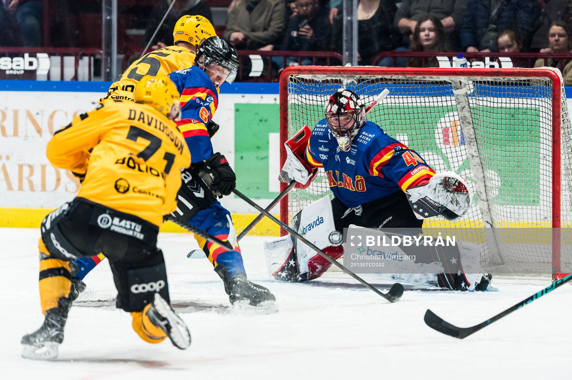Skellefteås Jonathan Davidsson sätter pucken i mål på