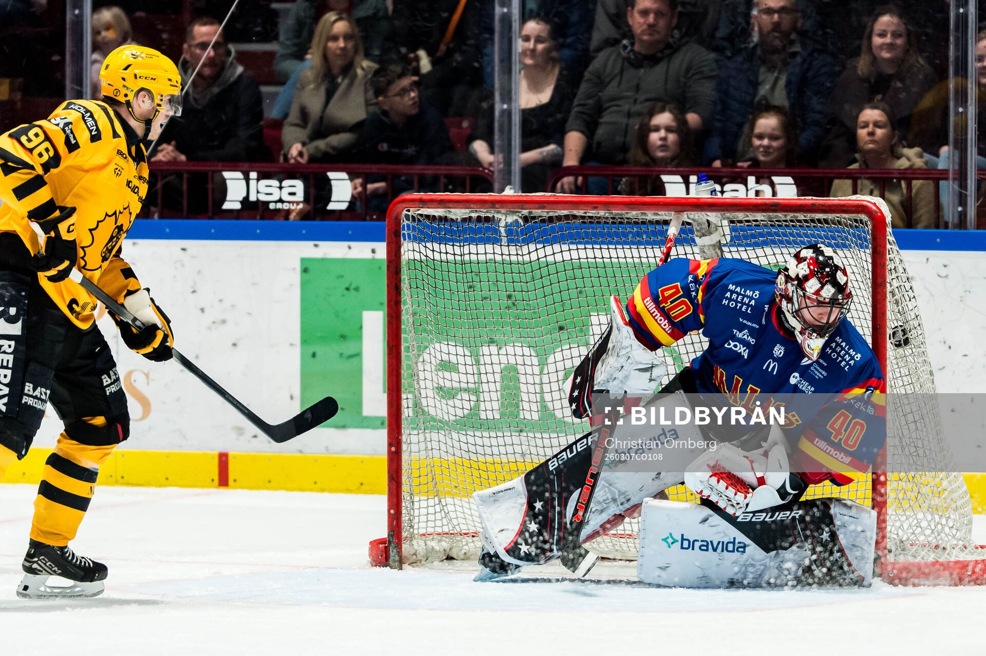 Malmö Redhawks målvakt Oskar Blomgren släpper in ett