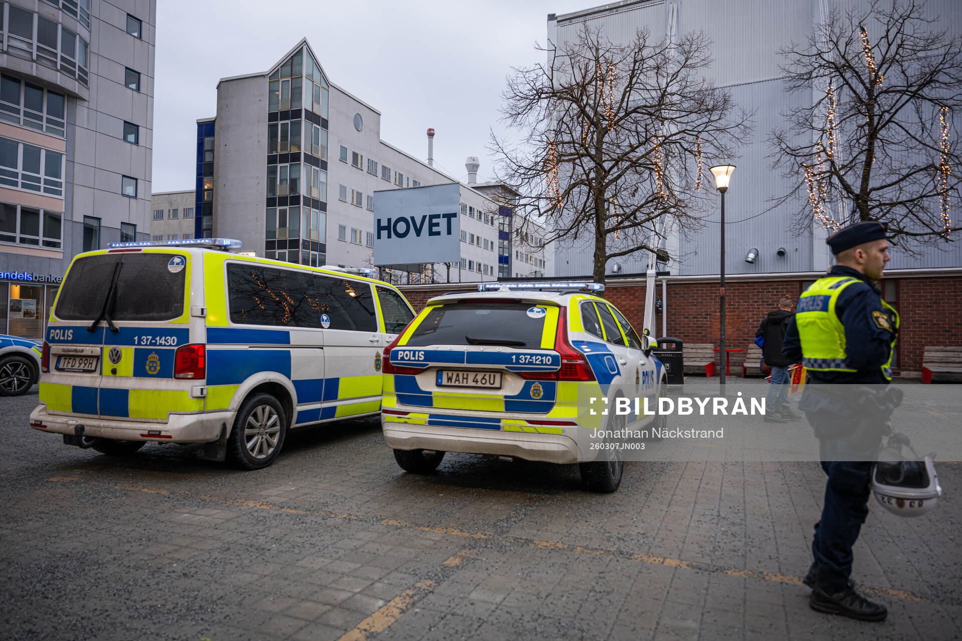 Polisbilar utanför Hovet