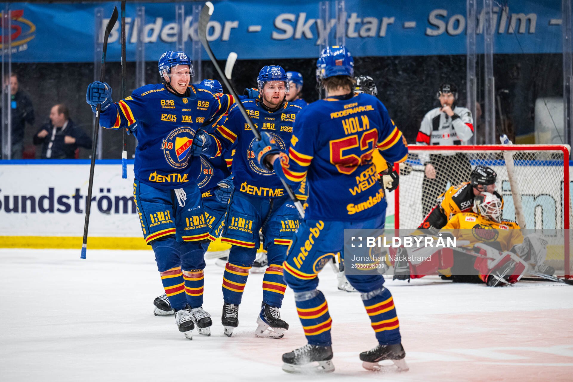 Djurgårdens Mathias Emilio Pettersen jublar med lagkamrater