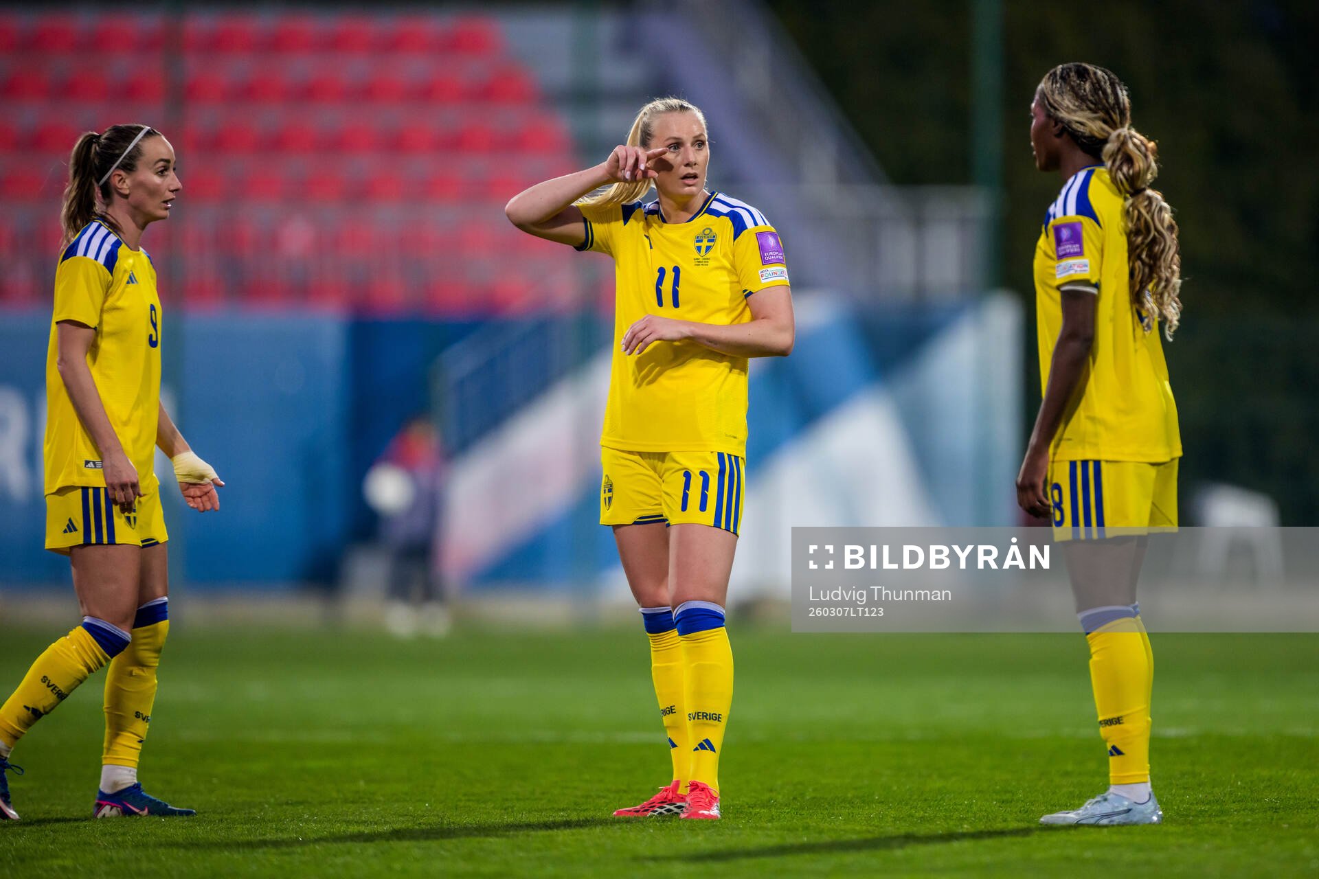 Kosovare Asllani, Stina Blackstenius and Evelyn Ijeh of