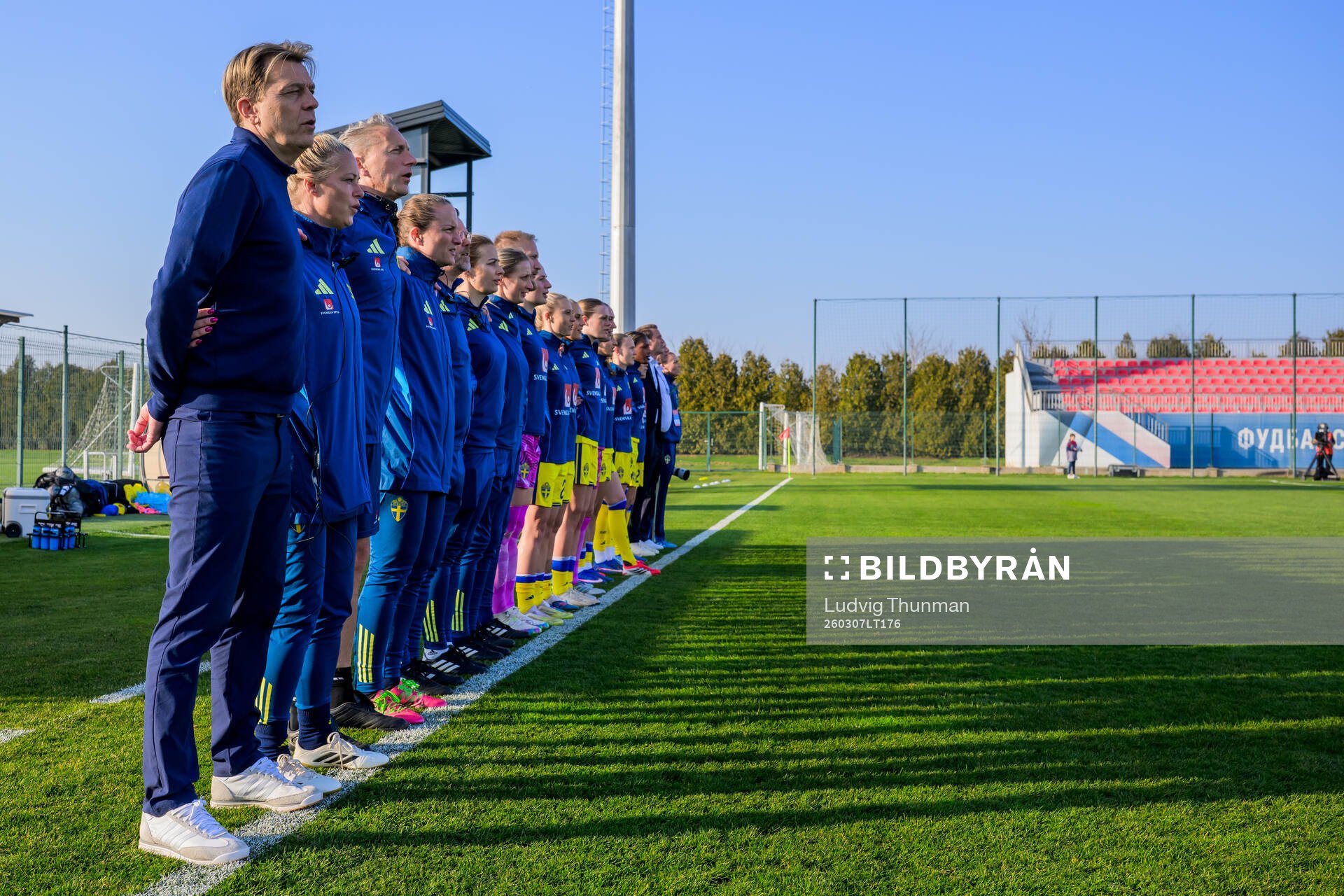 Players of Sweden and Head coach Tony Gustavsson line up