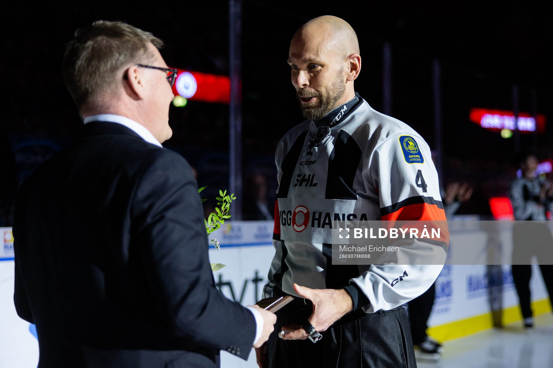 s domarchef Tomas Torsbrink uppvaktar domare Marcus Linde
