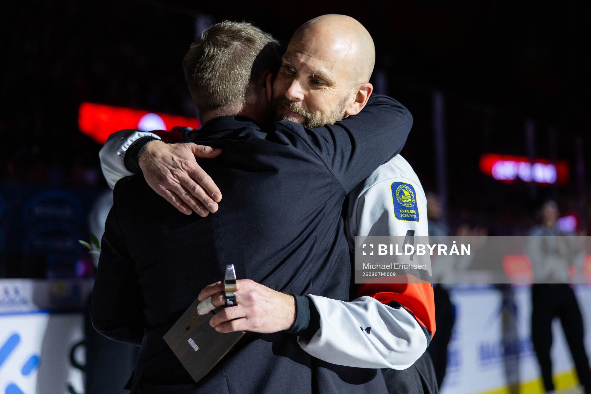 s domarchef Tomas Torsbrink uppvaktar domare Marcus Linde