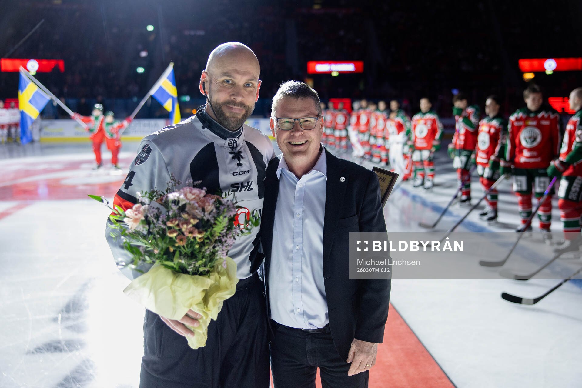 s domarchef Tomas Torsbrink uppvaktar domare Marcus Linde