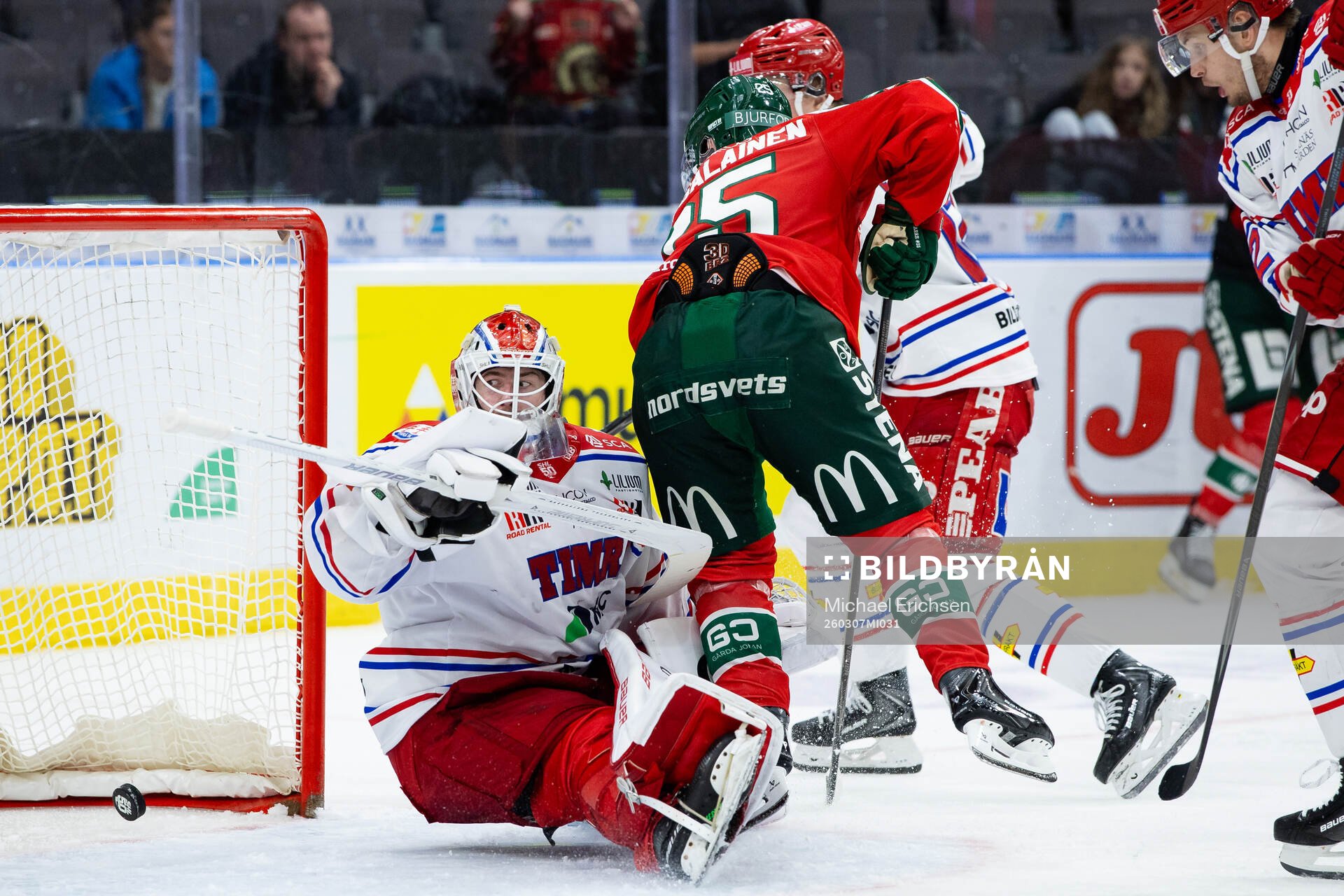 Frölundas Arttu Ruotsalainen gör 1-0 på Timrås målvakt