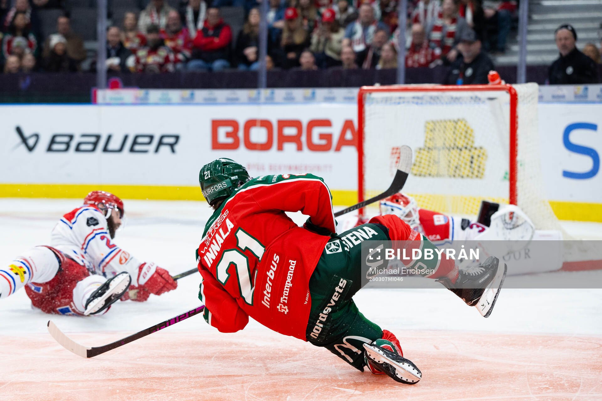 Frölundas Jere Innala skjuter 3-0 på Timrås målvakt Tim