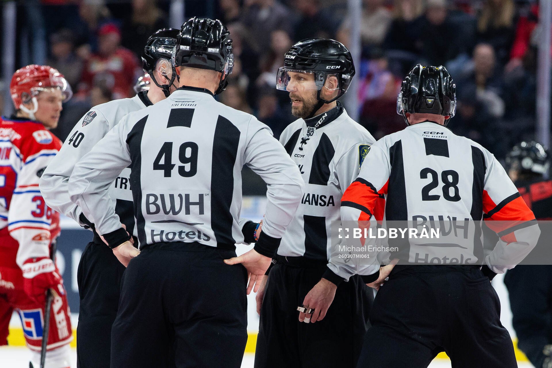 Domare Marcus Linde, domare Mikael Holm, linjedomare Anders