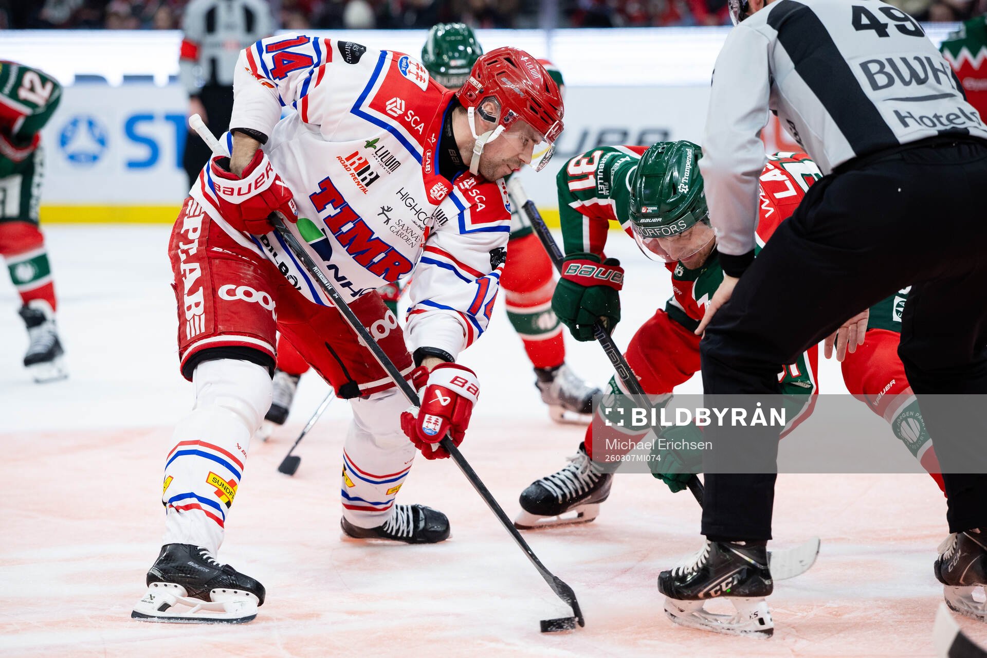 Timrås Emil Pettersson tekar mot Frölundas Nicklas Lasu