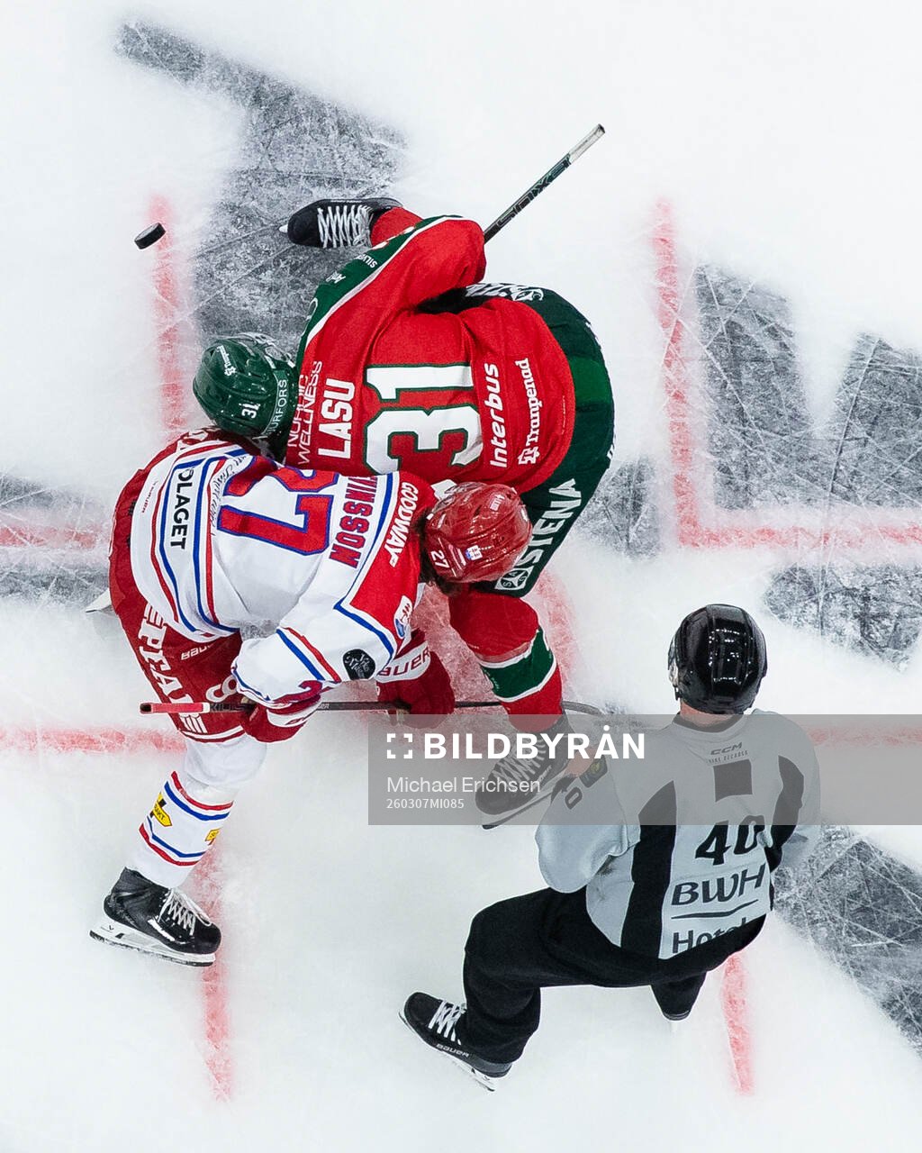 Timrås Anton Lander tekar mot Frölundas Nicklas Lasu