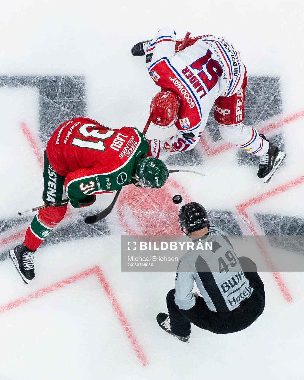 Frölundas Nicklas Lasu tekar mot Timrås Anton Lander