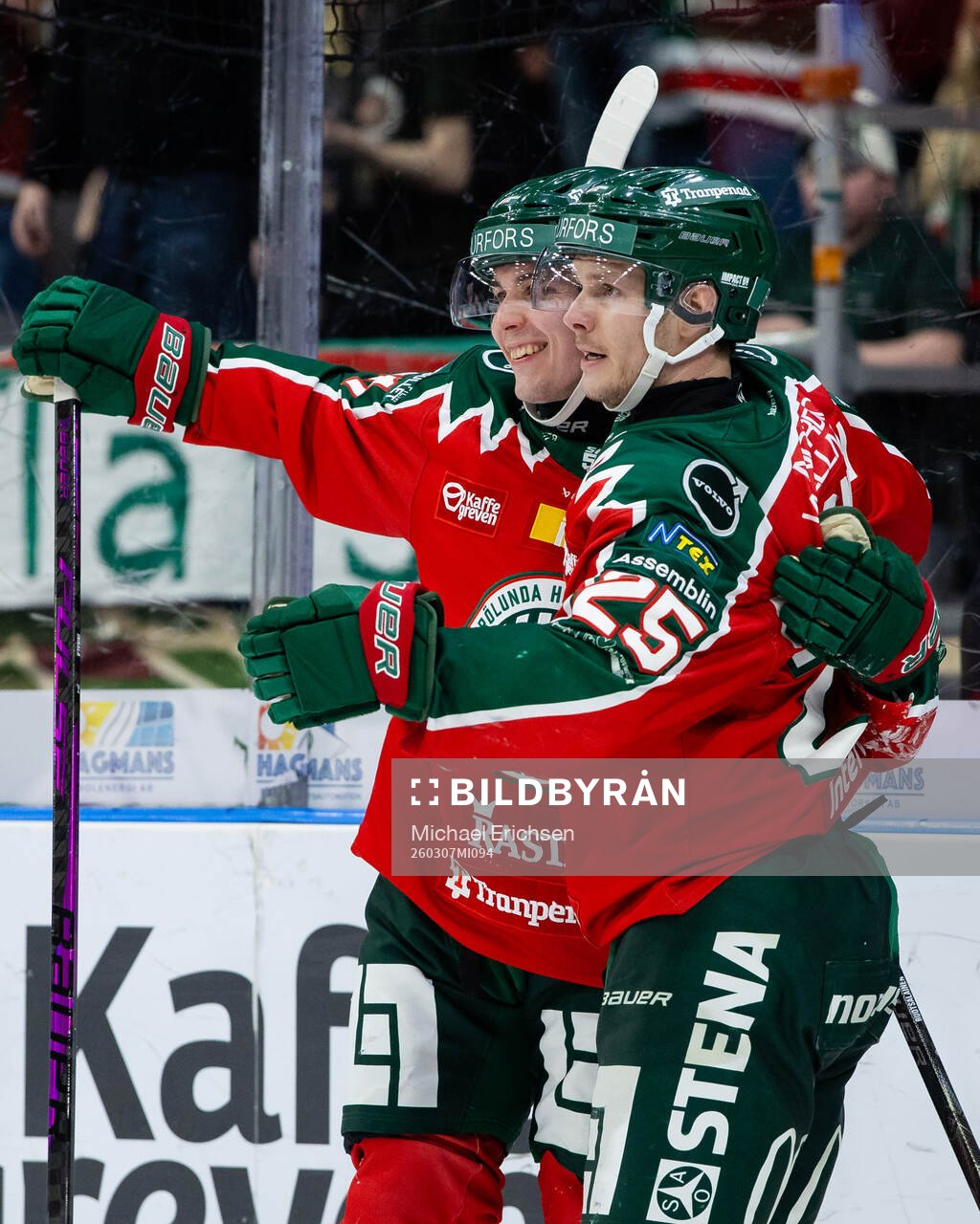 Frölundas Jere Innala jublar ihop med Arttu Ruotsalainen