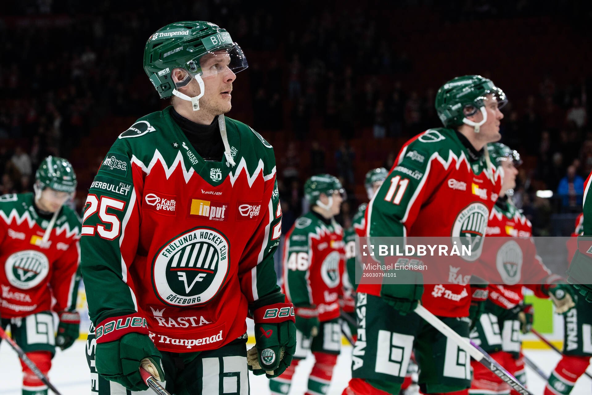 Frölundas Arttu Ruotsalainen tackar publiken