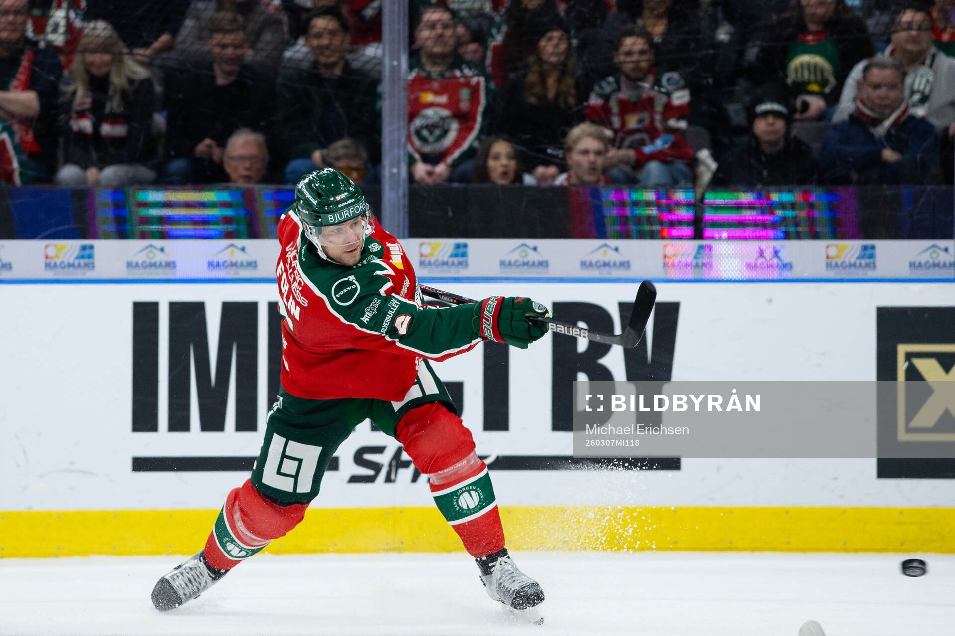 Frölundas Christian Folin skjuter ett skott