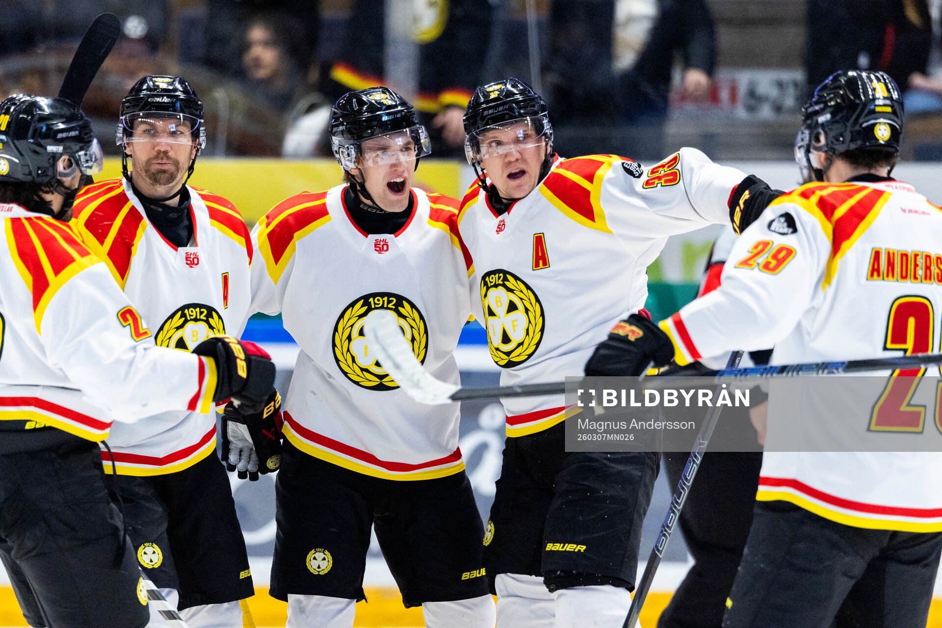 Brynäs Jakob Silfverberg jublar med lagkamrater