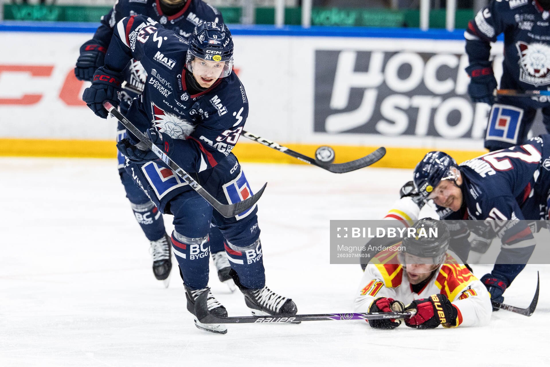Linköpings Adam Hofbauer och Brynäs Greg Scott