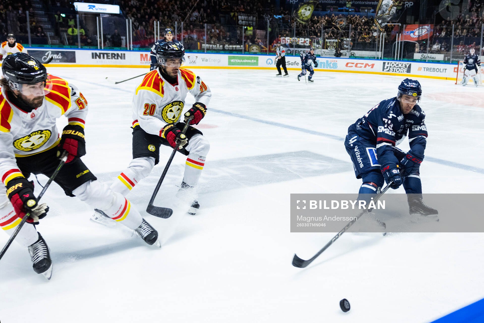 Brynäs Luke Witkowski och Tyler Vesel mot Nicholas Shore