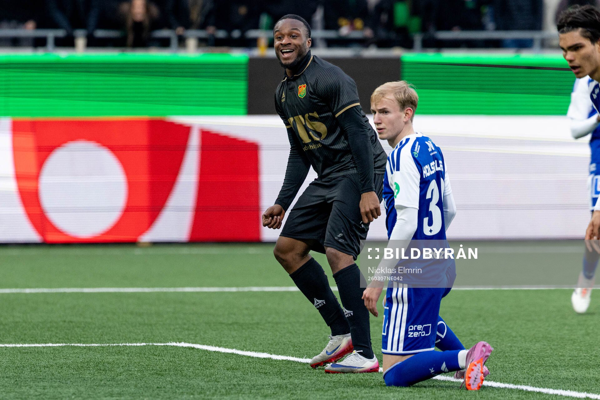 GAISs Shalom Ekong jublar och IFK Norrköpings Algot Hjelm