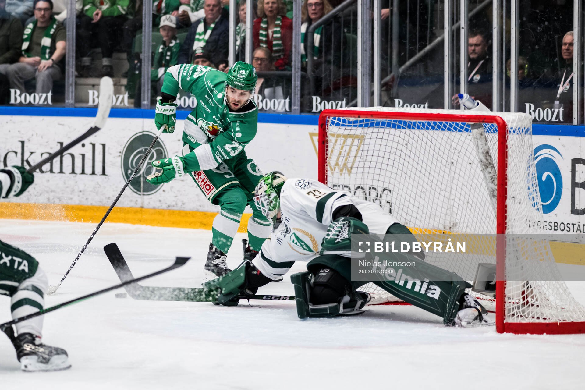 Rögles Josh Dickinson och Färjestads målvakt Emil Larmi