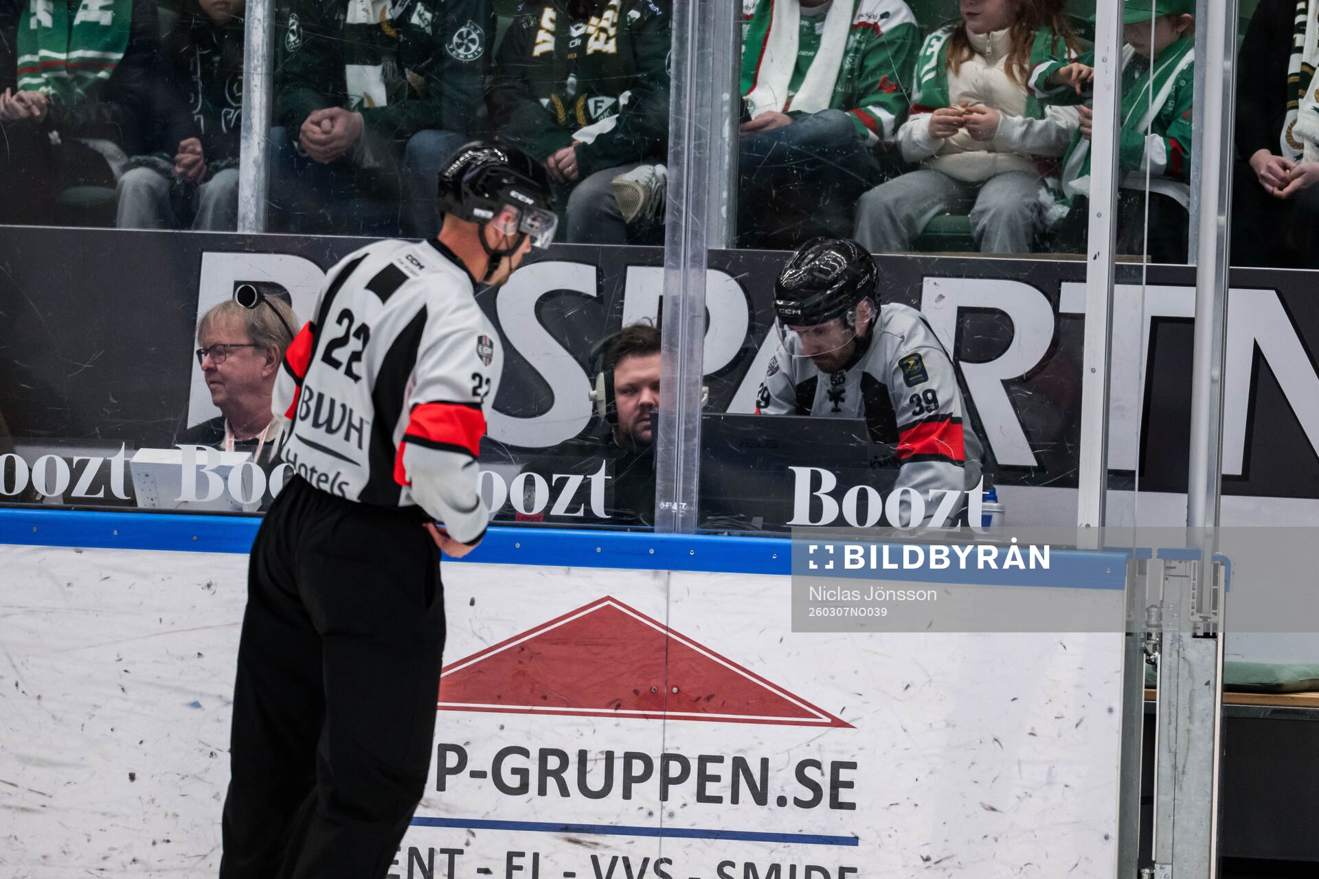 Domare Andreas Harnebring videogranskar ett mål