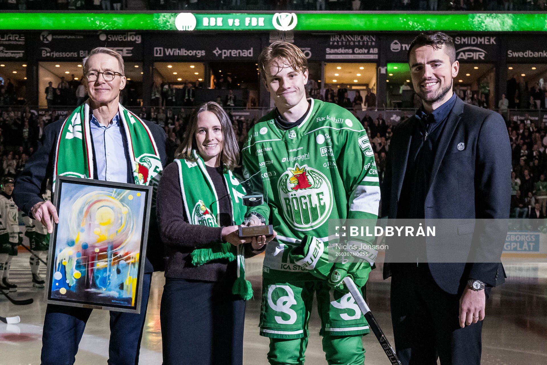 Rögles Felix Nilsson mottager granitpucken av Peter
