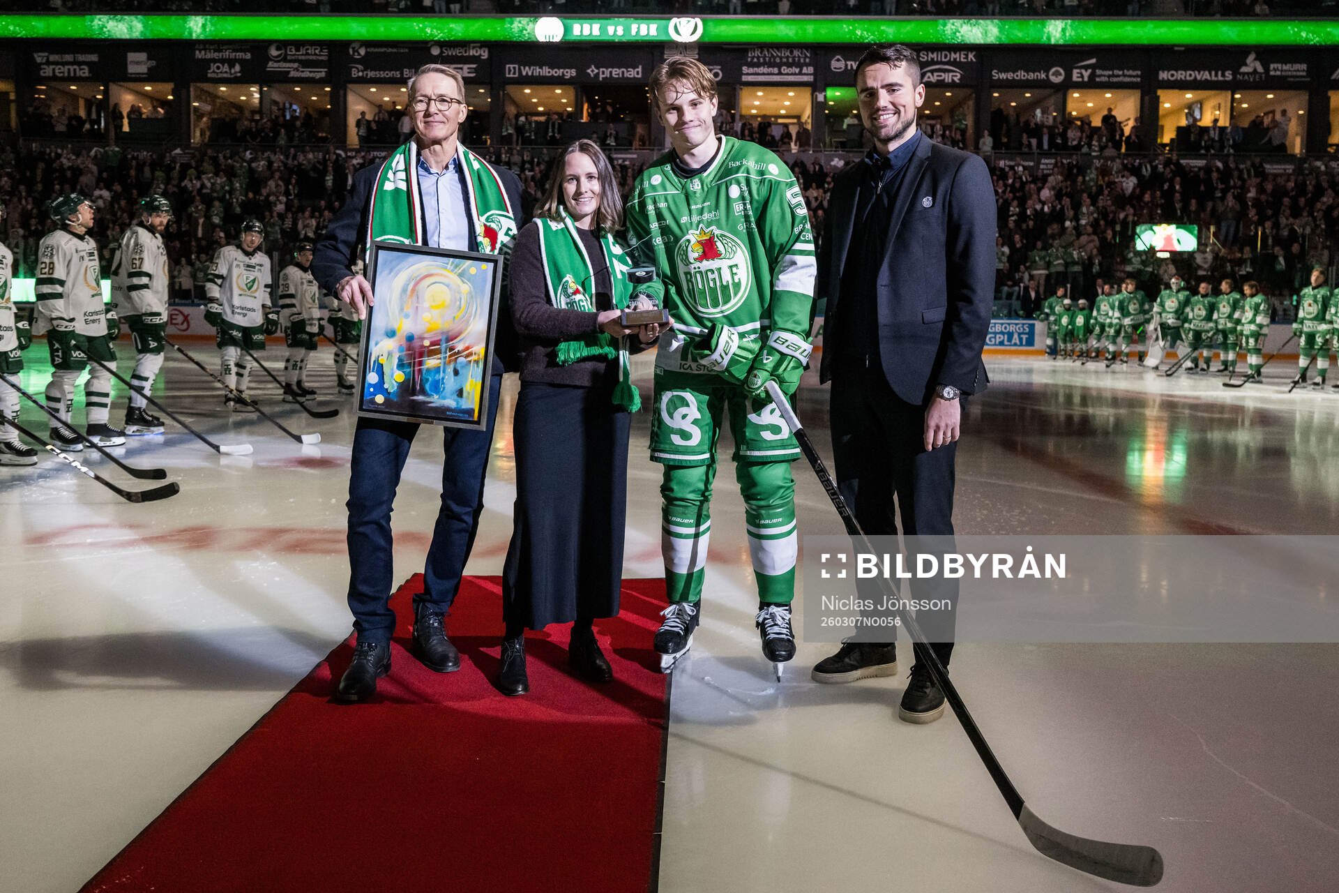 Rögles Felix Nilsson mottager granitpucken av Peter