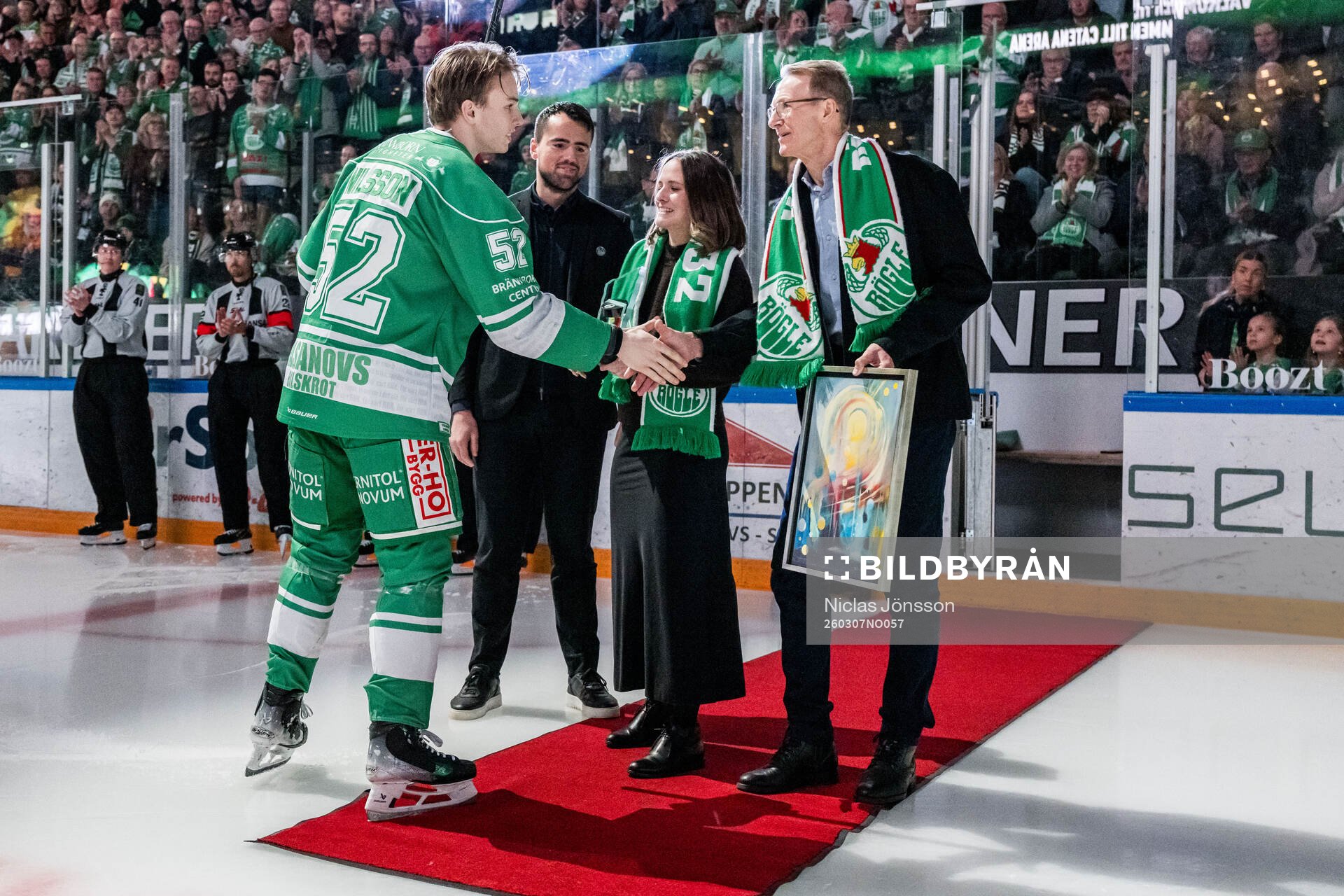 Rögles Felix Nilsson mottager granitpucken av Peter