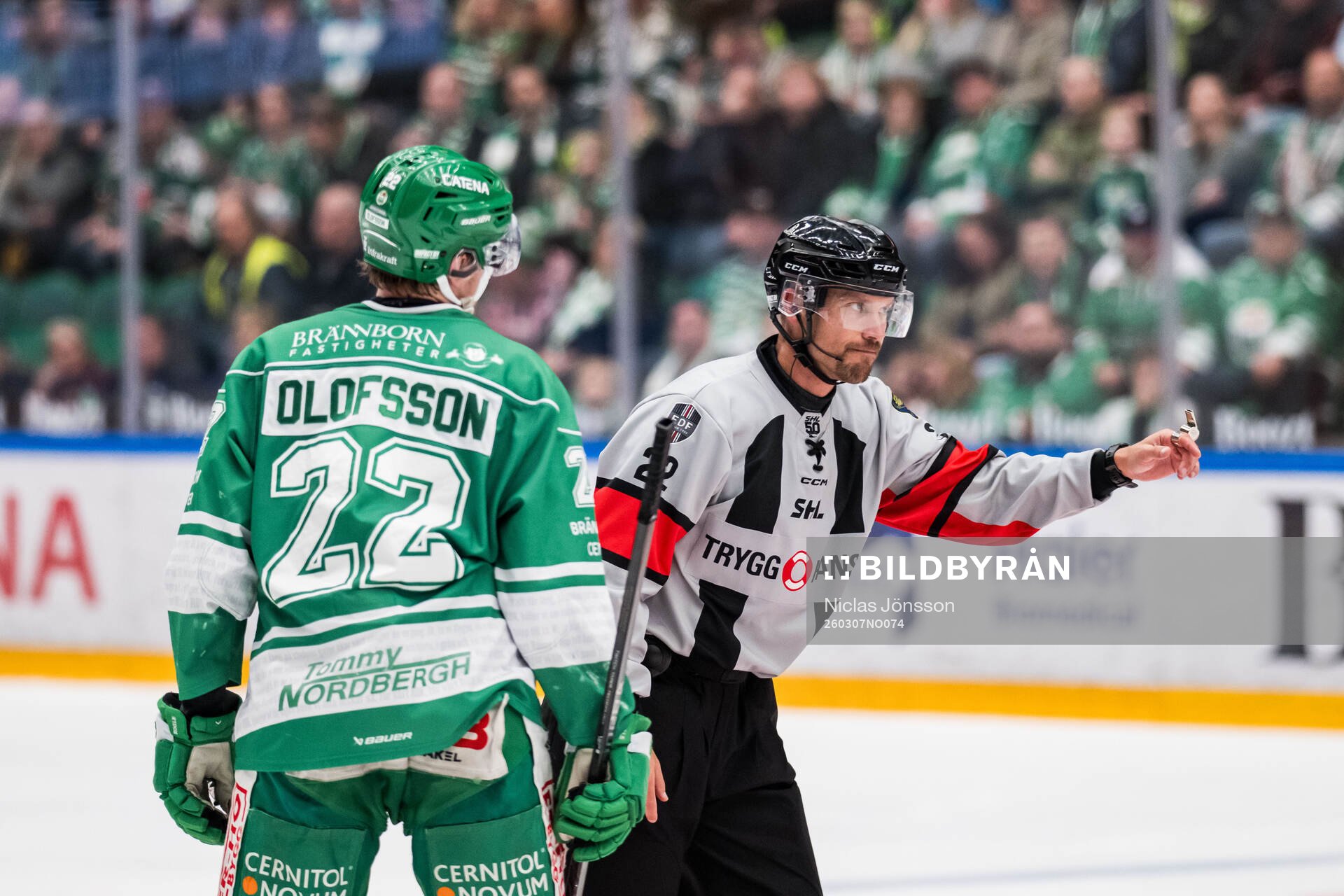 Rögles Fredrik Olofsson och Domare Mattias Enroth