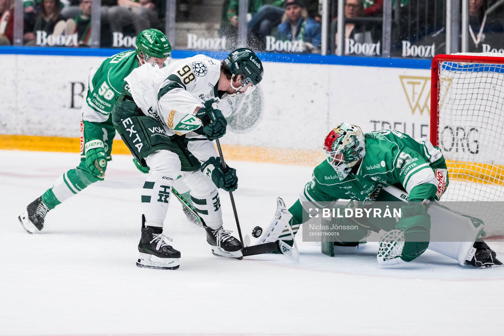 Färjestads Marian Studenic och Rögles målvakt Arvid Holm