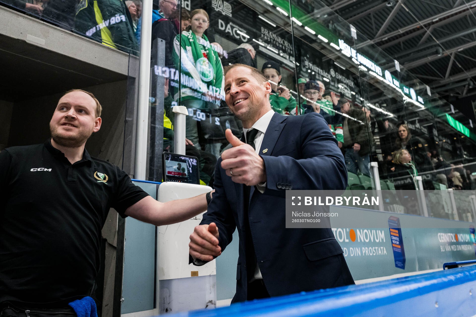 Färjestads tränare Cam Abbott jublar