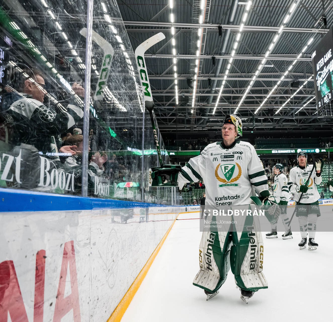 Färjestads målvakt Melker Thelin jublar