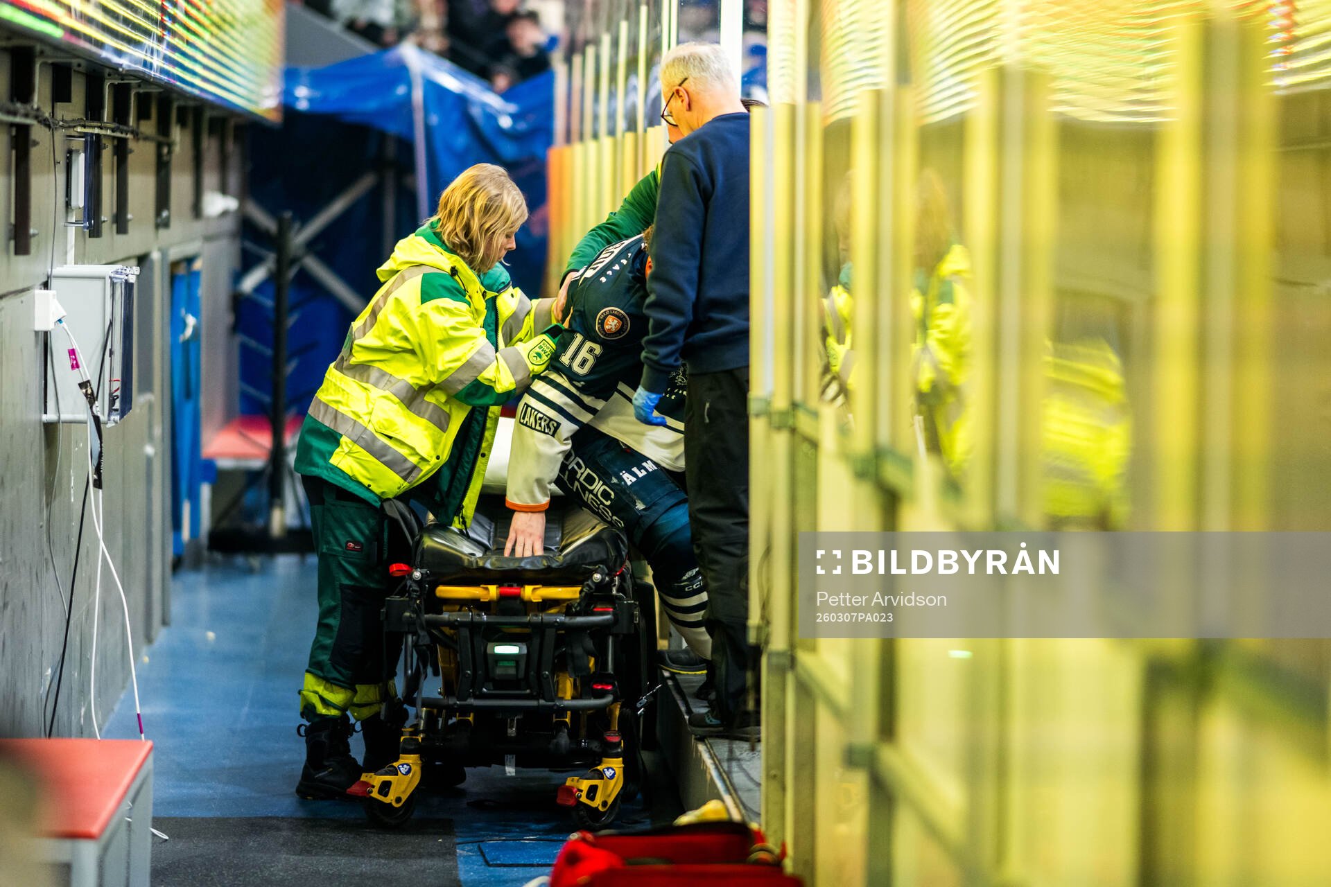 Växjös Ville Svensson får vård av medicinsk personal
