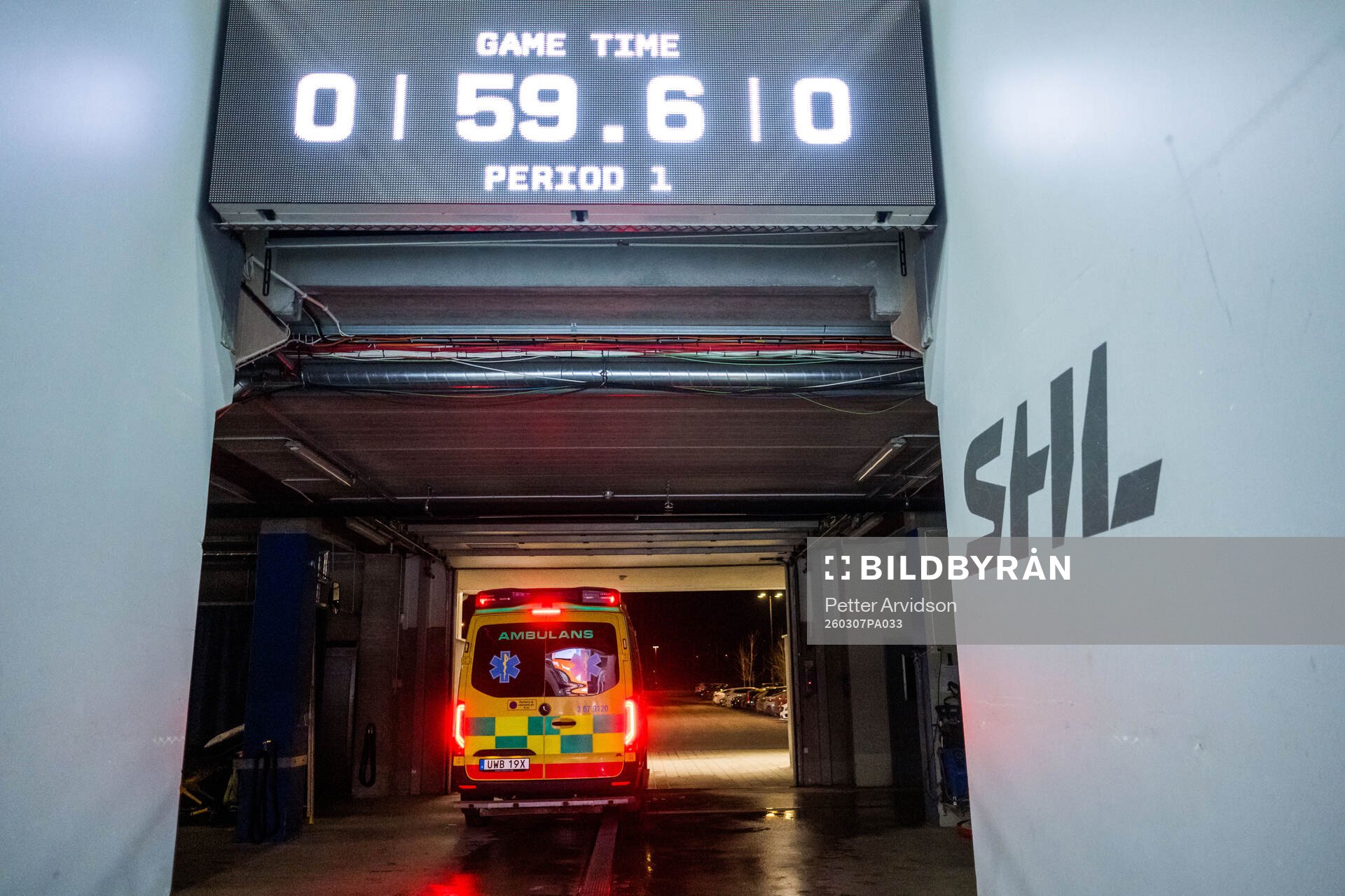 Växjös Ville Svensson lämnar arenan i ambulans