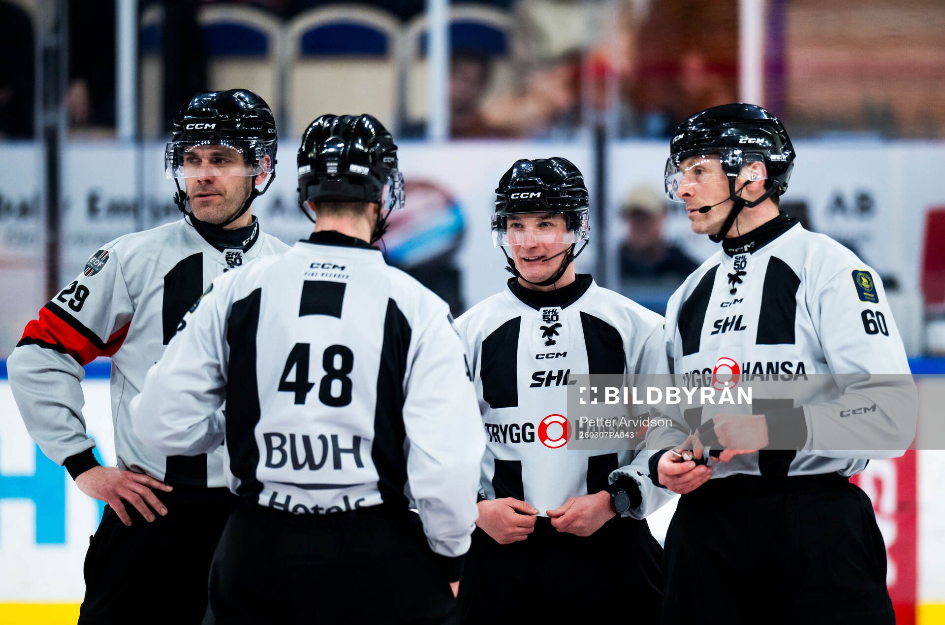 Domare Richard Magnusson och Linjedomare Philip Hanning och