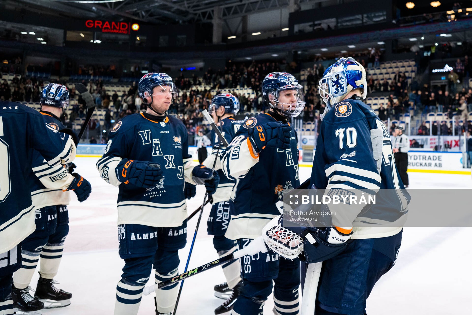 Växjös målvakt Adam Åhman och lagkamrater jublar