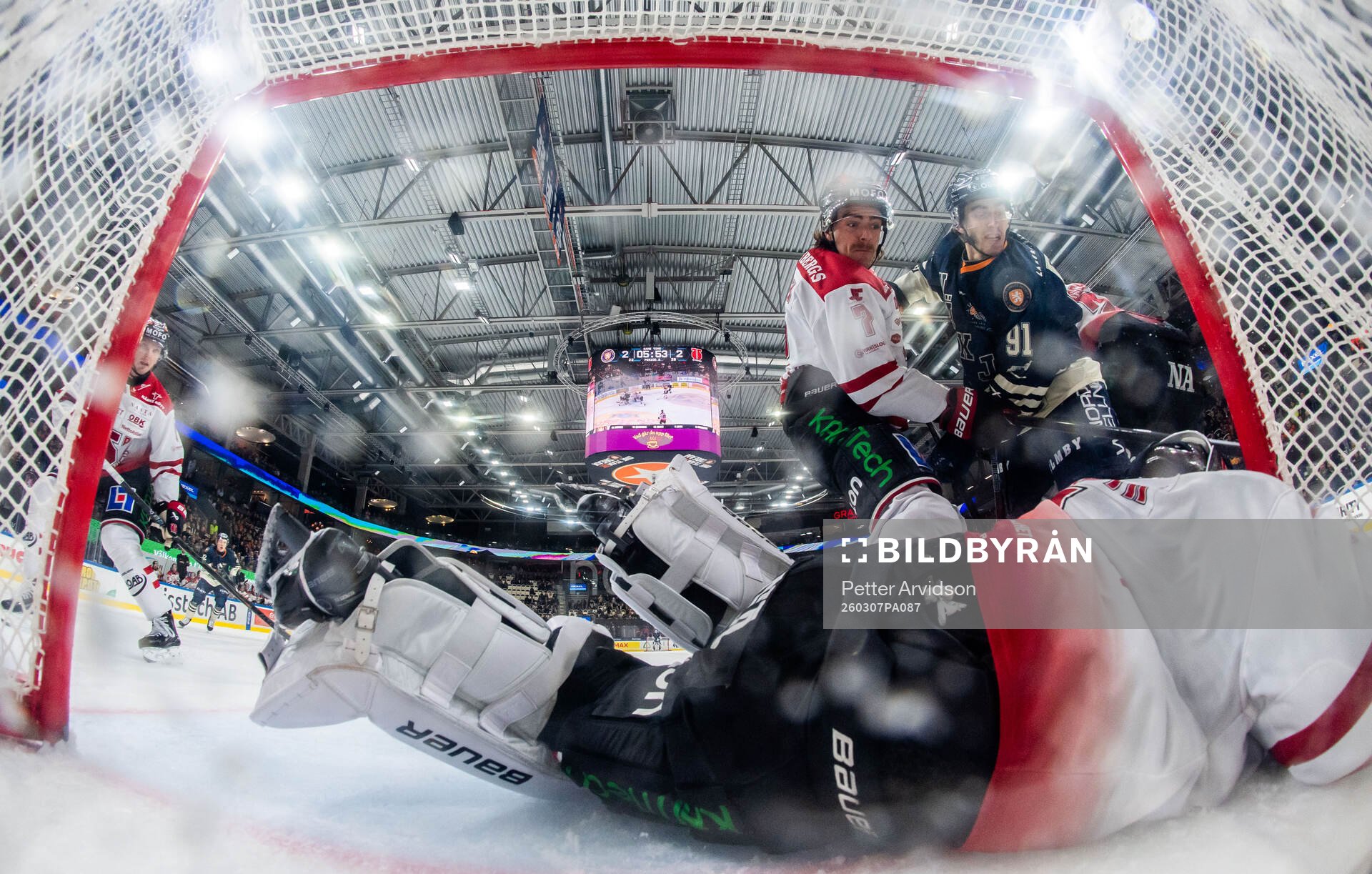 Örebros målvakt Jhonas Enroth och Luke Martin mot