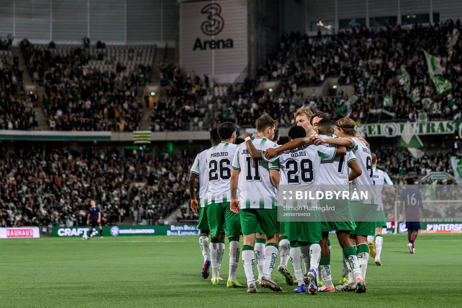 Hammarbys spelare jublar med Paulos Abraham