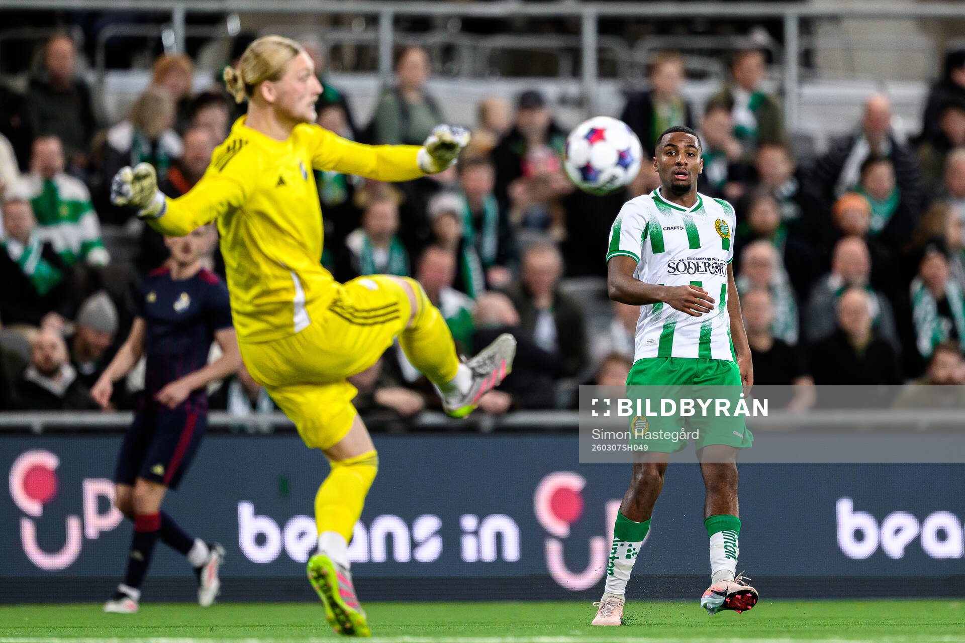 Östers  målvakt Carl Lundahl Persson och Hammarbys Paulos