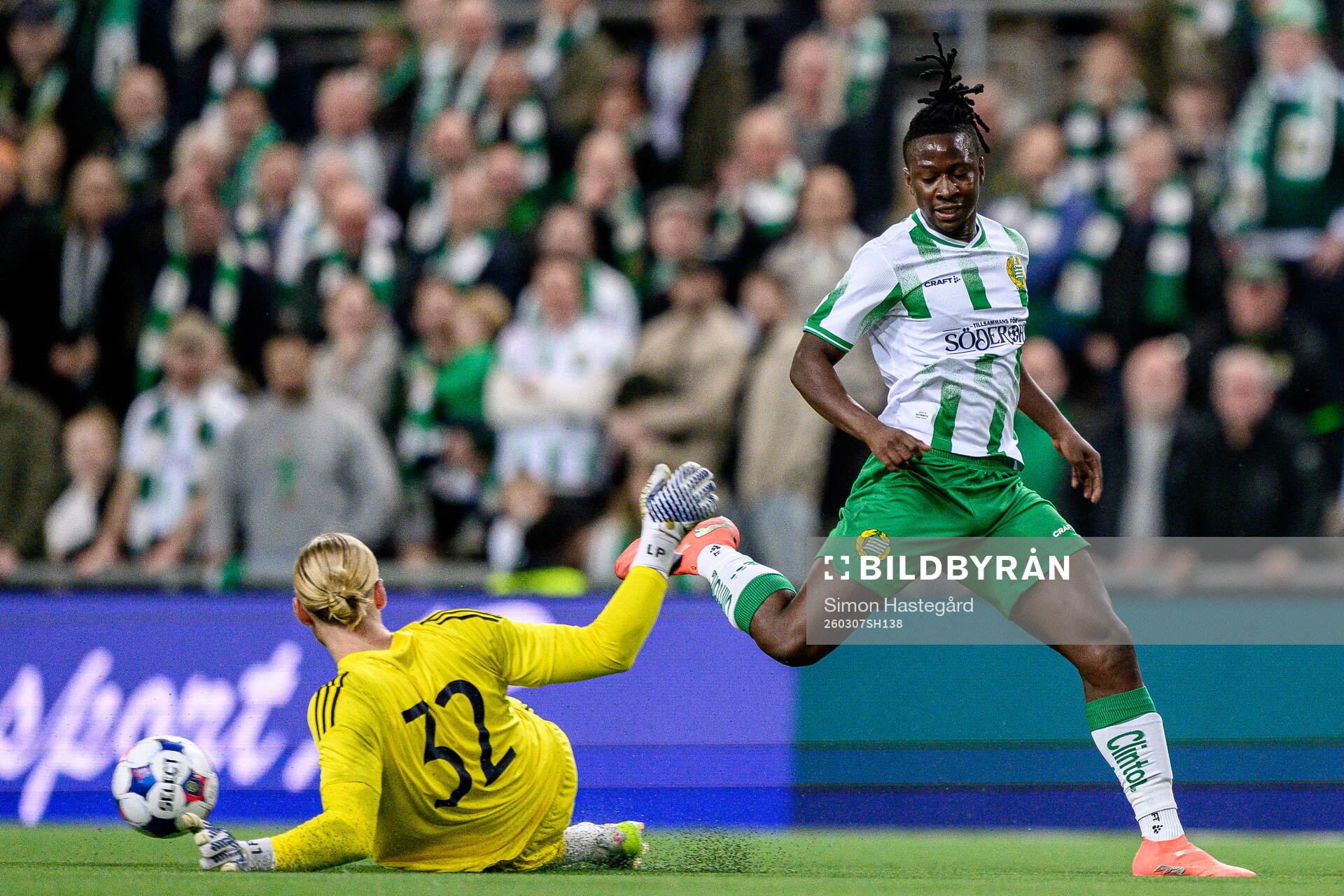 Östers  målvakt Carl Lundahl Persson och Hammarbys Moise