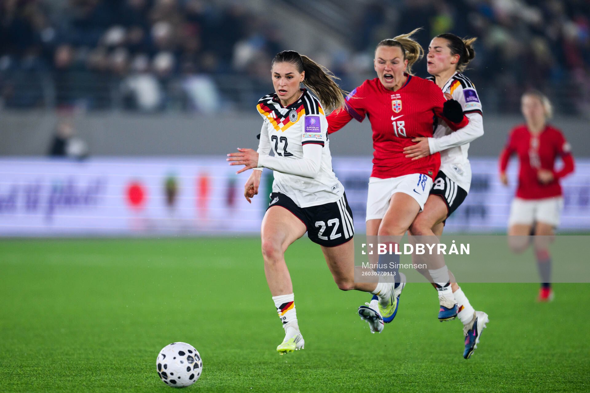 Jule Brand of Germany and Frida Maanum of Norway