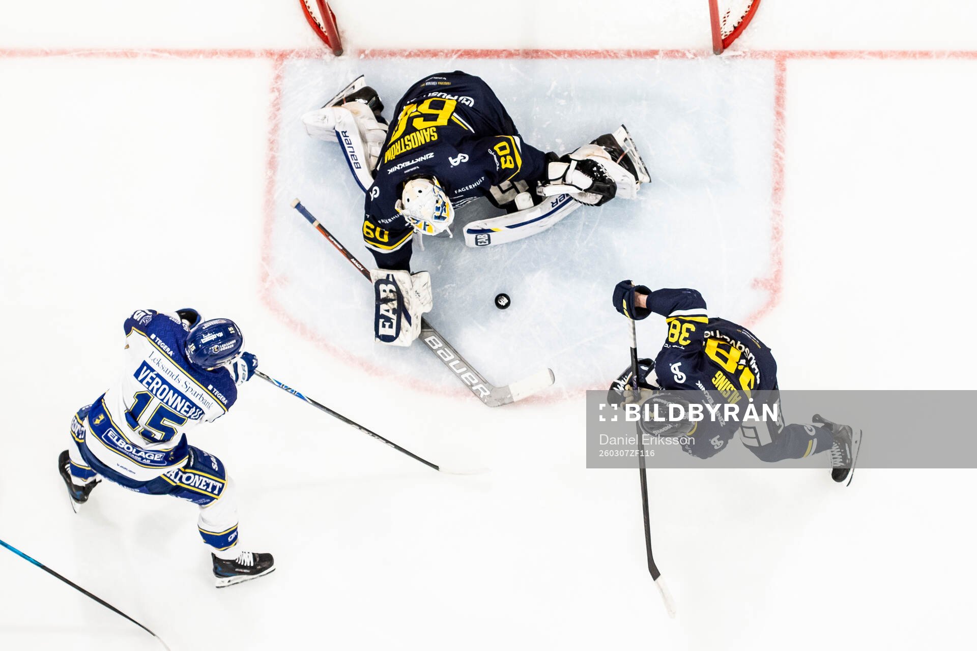 Leksands Max Veronneau och HV71s målvakt Felix Sandström