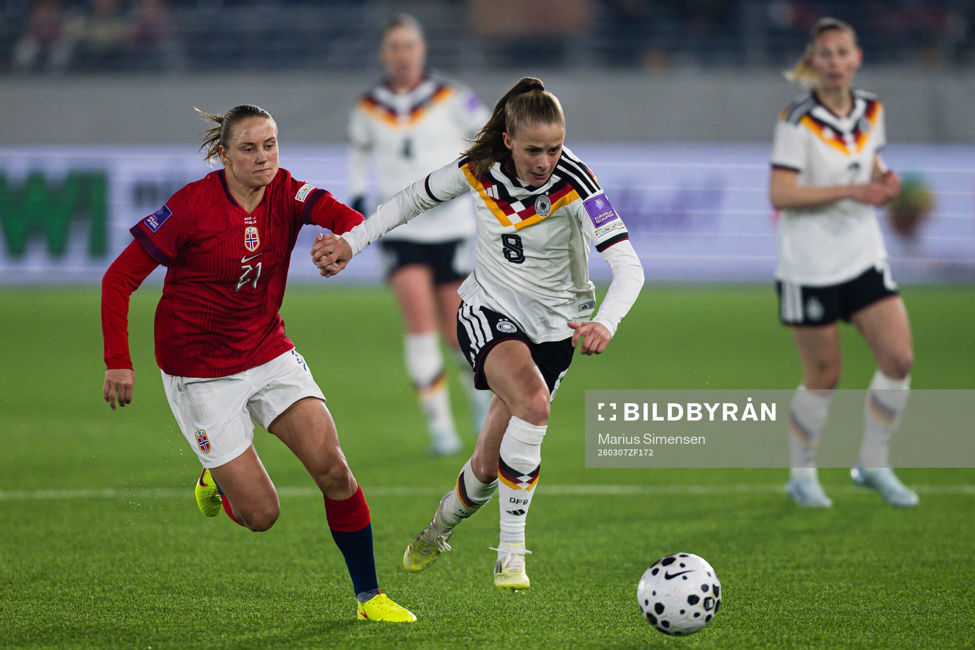 Lisa Naalsund of Norway and Vivien Endemann of Germany