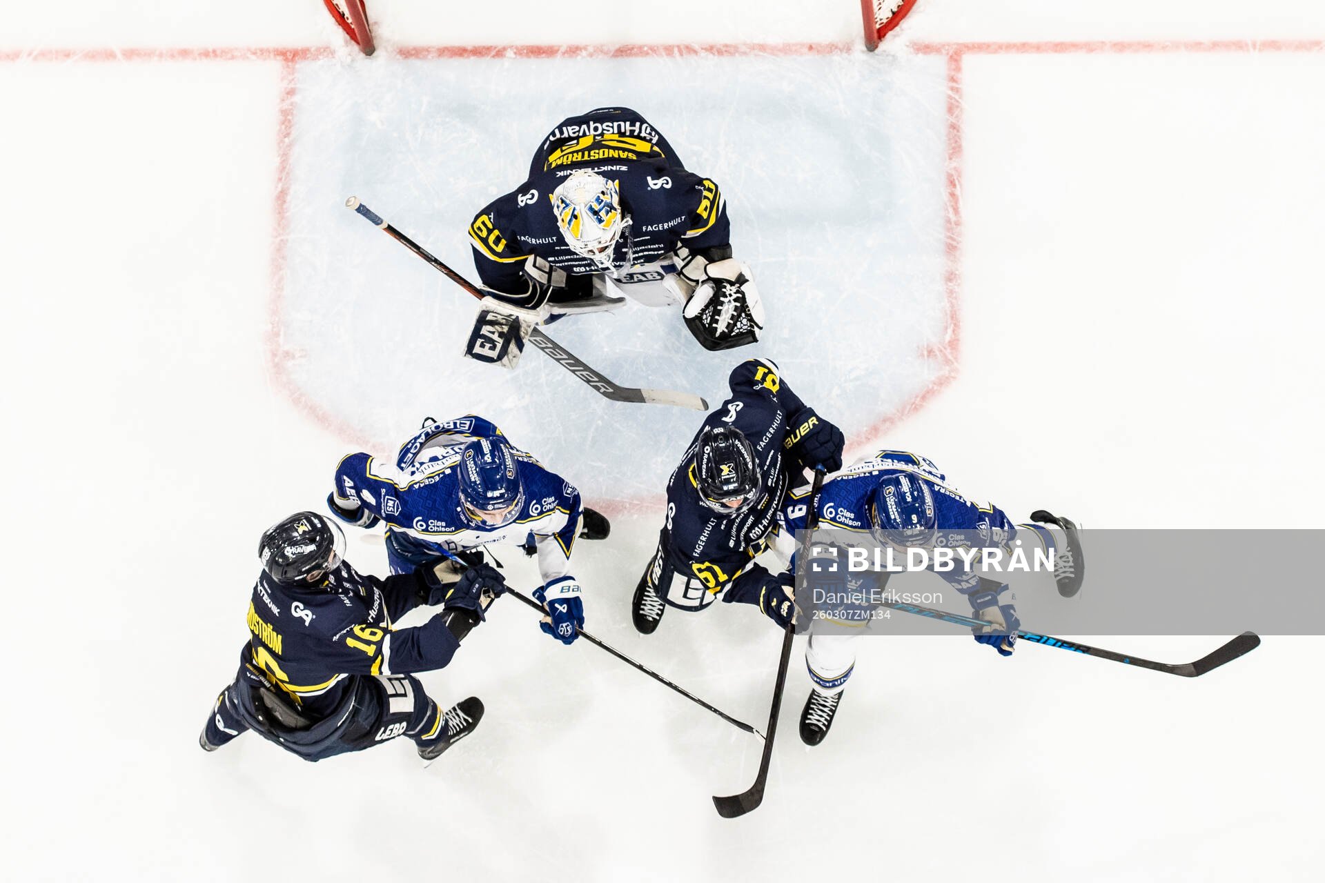 HV71s målvakt Felix Sandström och Linus Lindström och
