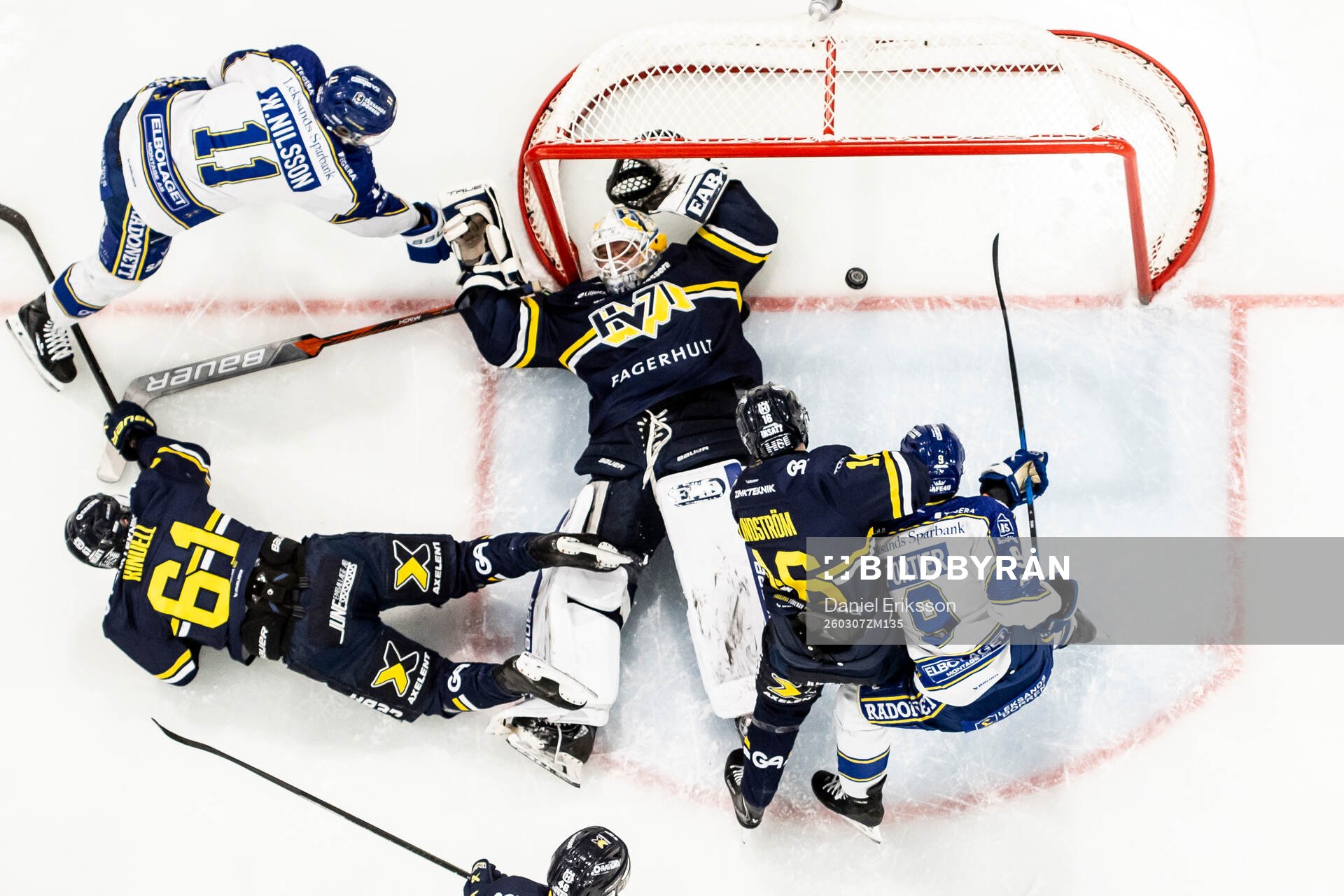 Leksands Gabriel Fortier gör 1-0 bakom HV71s målvakt
