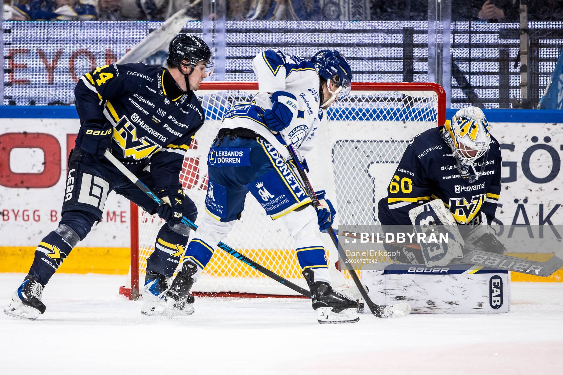 HV71s Hugo Fransson och Leksands Arvid Eljas och HV71s