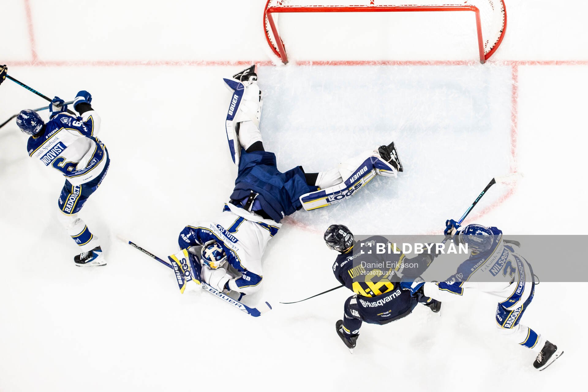 Leksands målvakt Marcus Gidlöf och HV71s Joona Luoto och