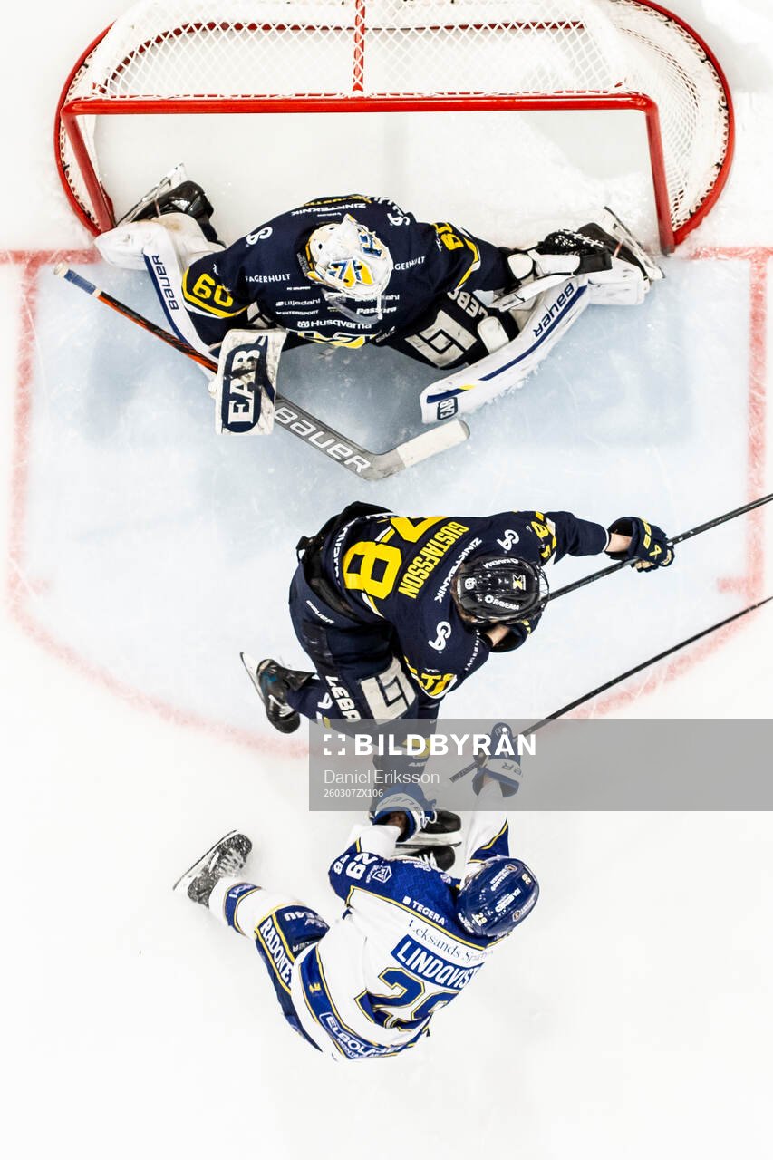 HV71s målvakt Felix Sandström och HV71s Justin Glenn