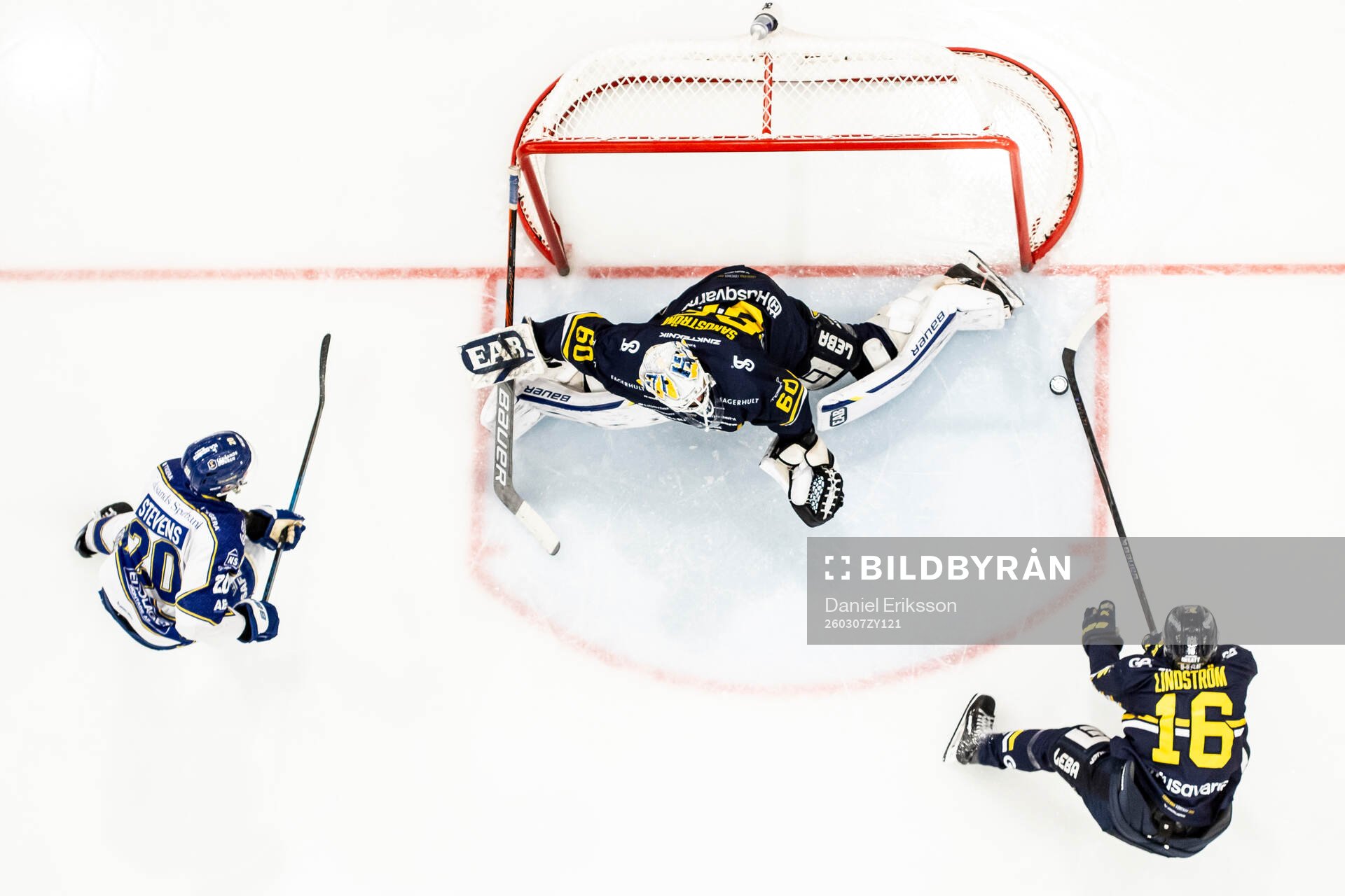 Leksands Nolan Stevens och HV71s målvakt Felix Sandström